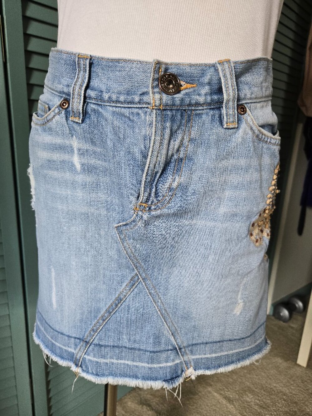 Old Navy distressed mini skirt with embroidered & beaded boho design Size 2